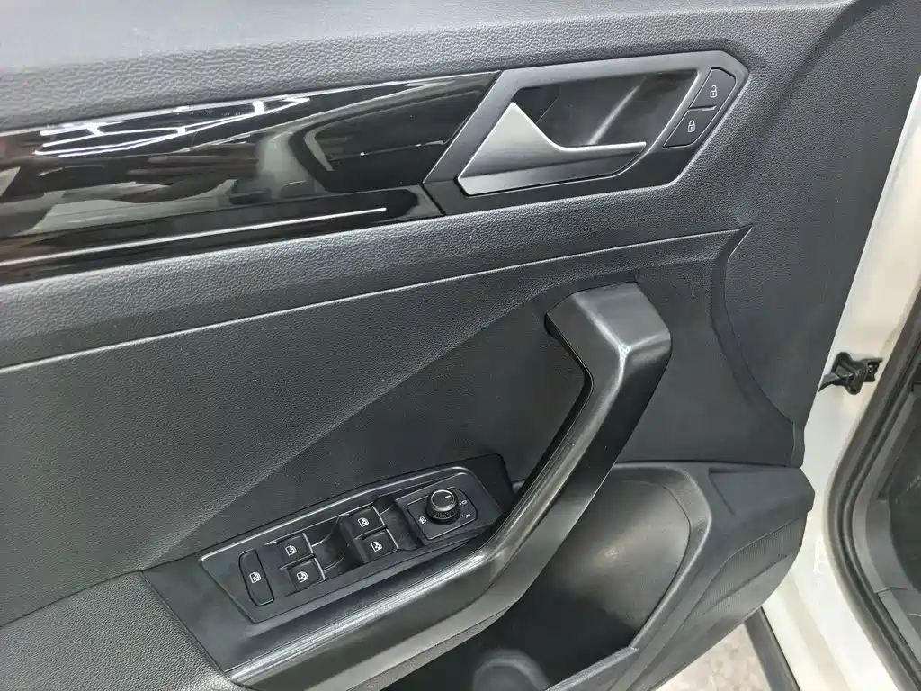 Volkswagen T-Roc 2023 — фото 12