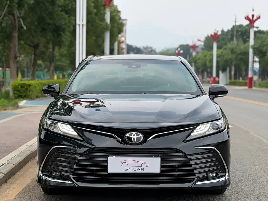 Toyota Camry 2022 — фото 2