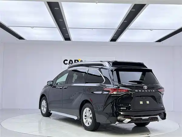 Toyota Granvia 2024