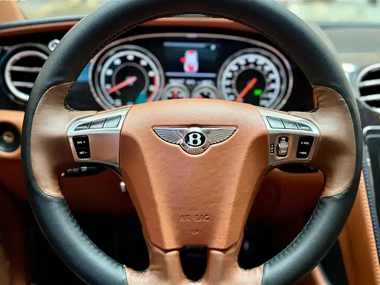 Bentley Flying Spur 2019 — фото 18