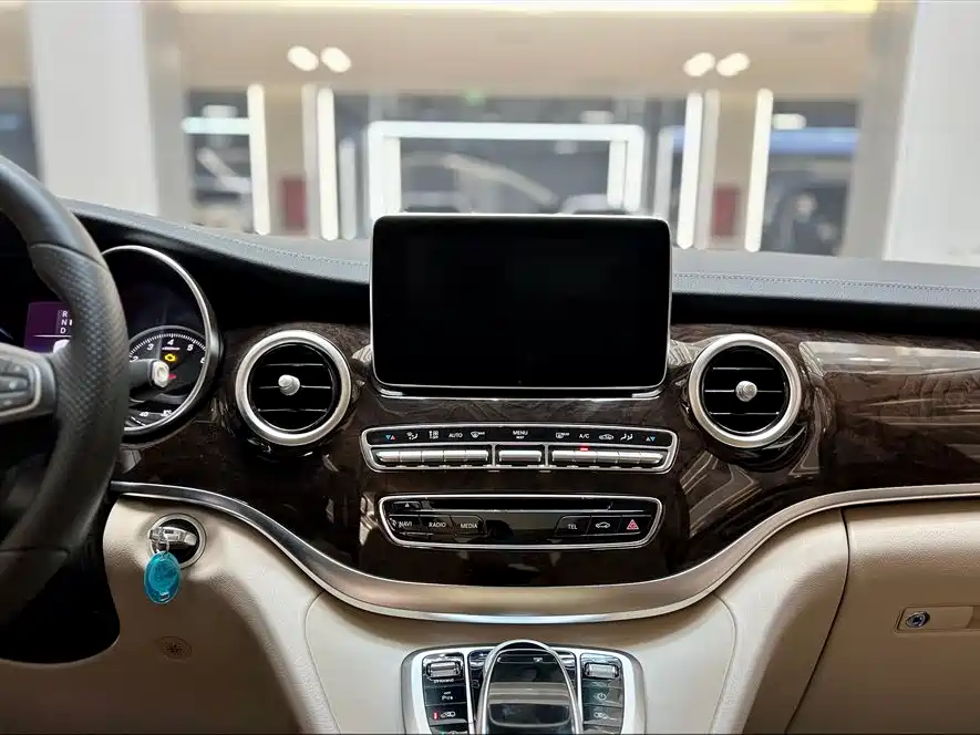 Mercedes-Benz V-Class 2020 — фото 25