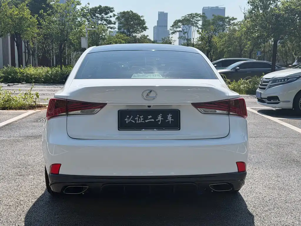 Lexus IS 2018 — фото 12