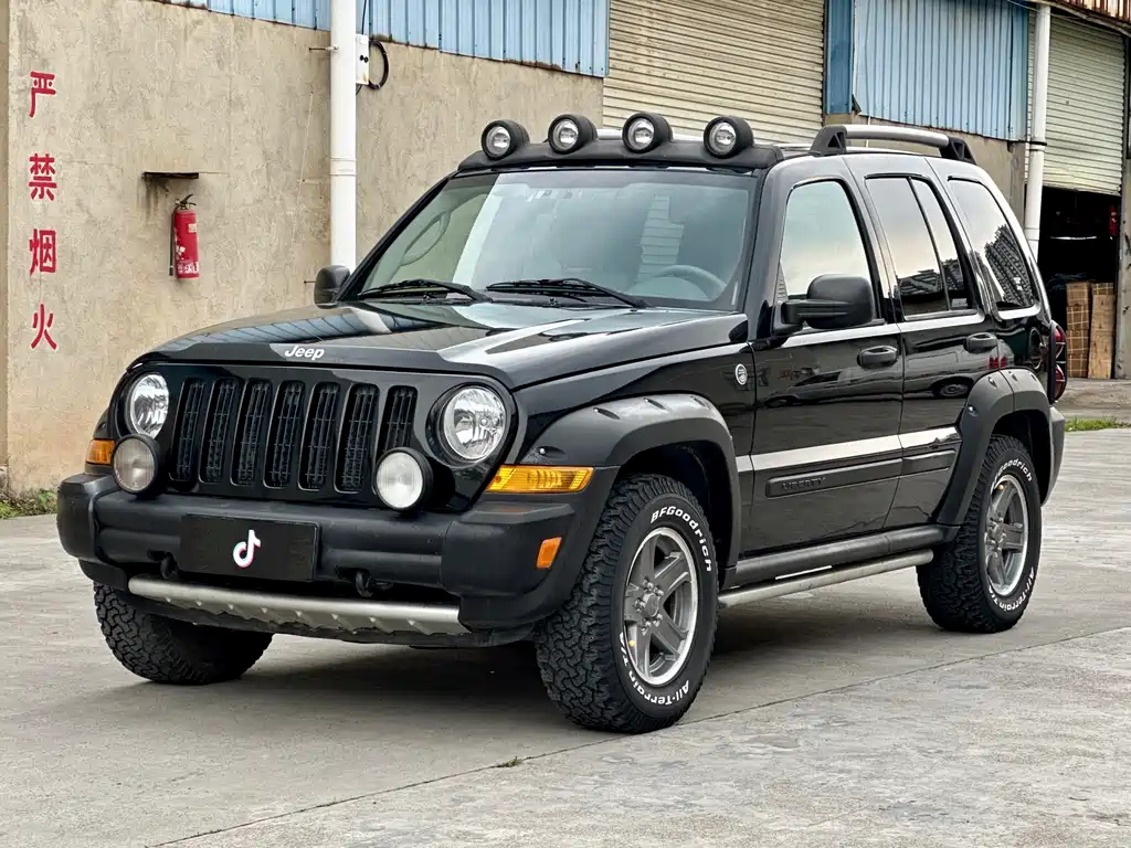 Jeep Liberty 2006 — фото 1
