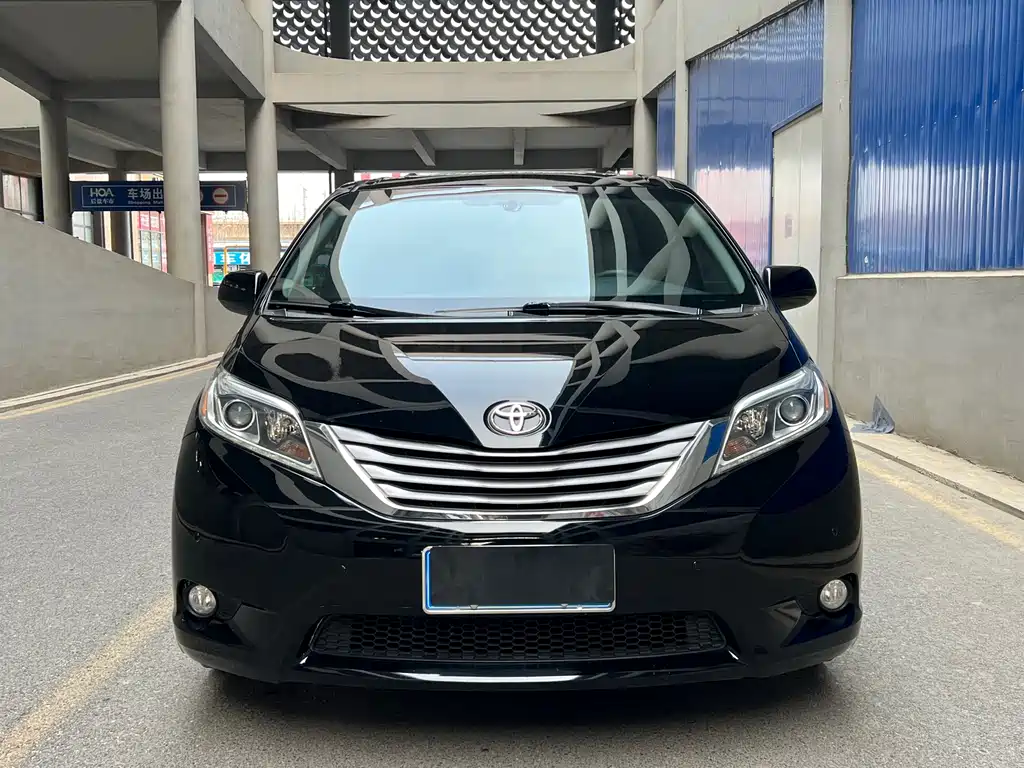 Toyota Sienna 2017 — фото 2