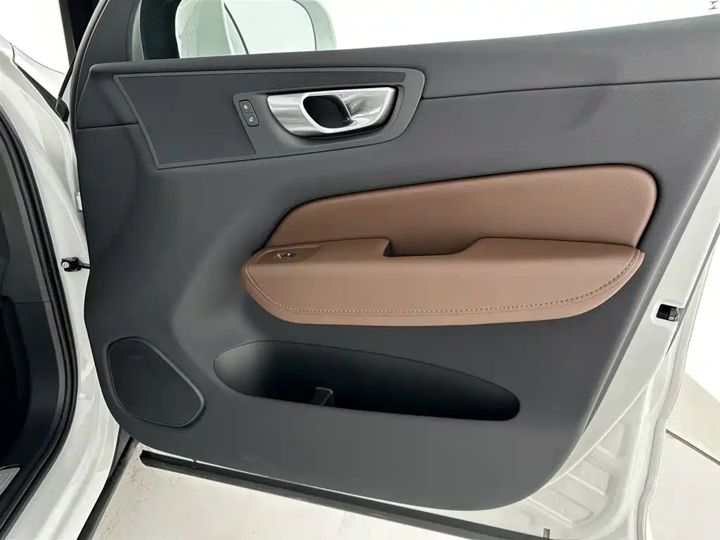 Volvo XC60 — фото 22