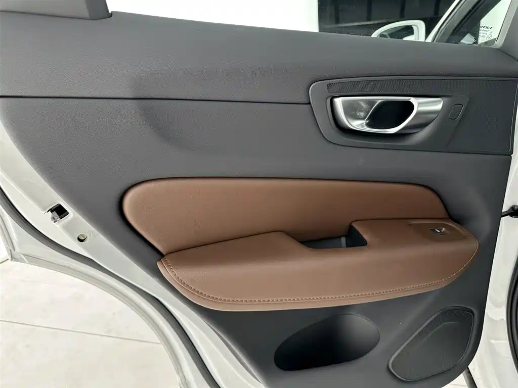 Volvo XC60 — фото 26