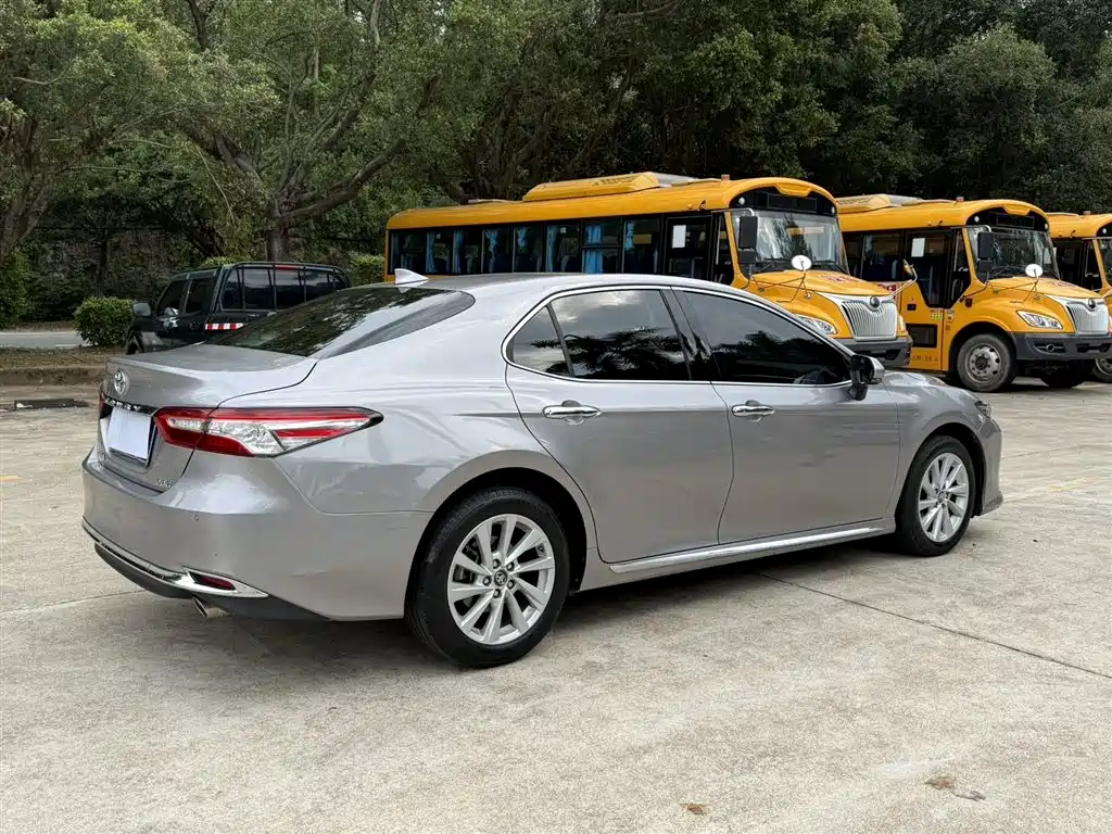 Toyota Camry 2023 — фото 9