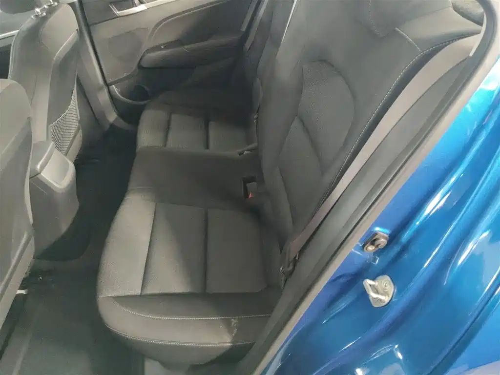 Hyundai Elantra 2016 — фото 17