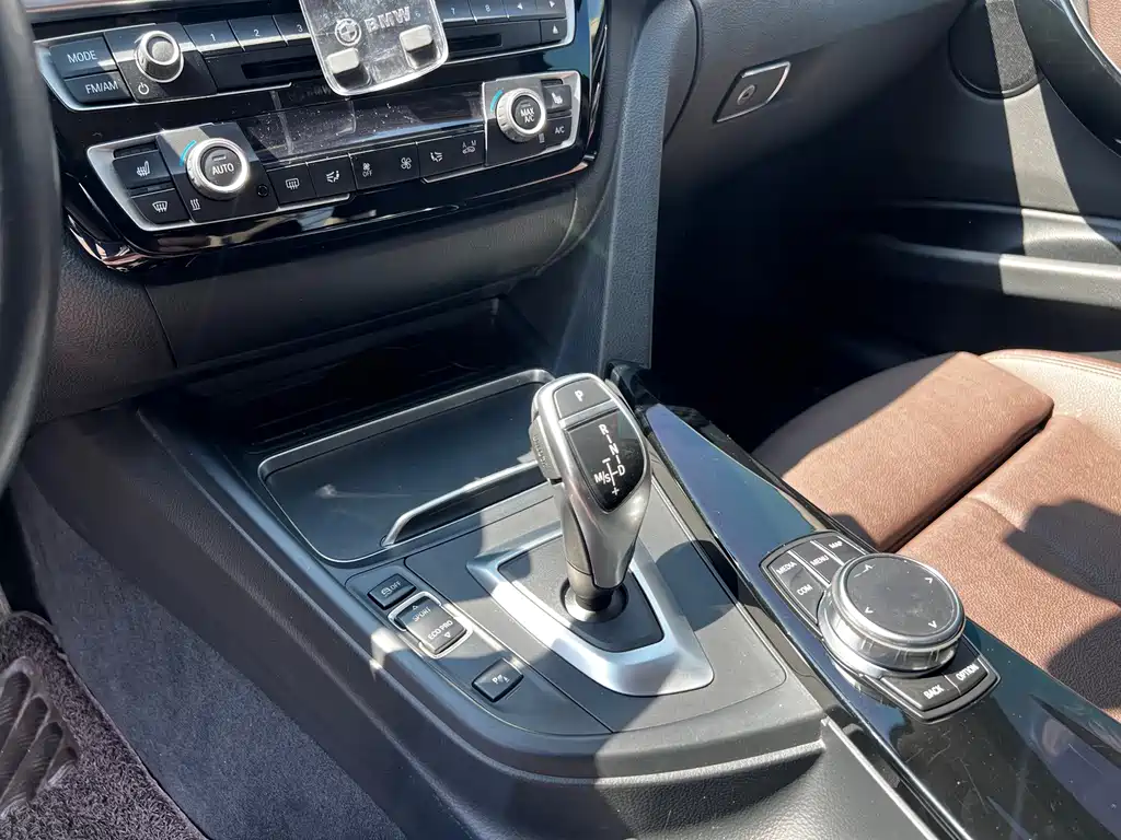 BMW 3 Series 2019 — фото 10