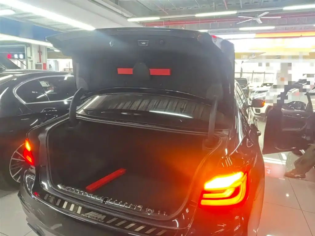 BMW 5 Series 2019 — фото 19