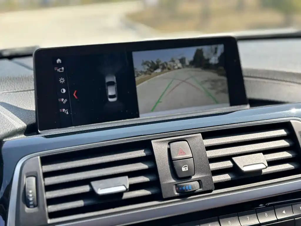 BMW 3 Series 2018 — фото 13