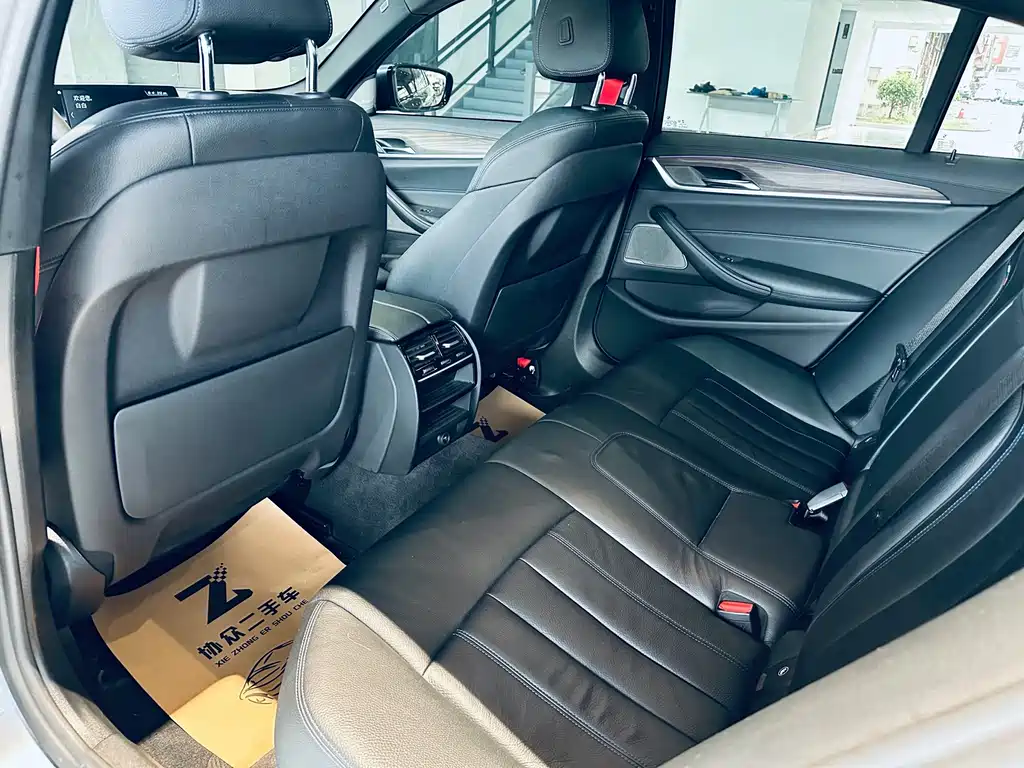 BMW 5 Series 2018 — фото 14