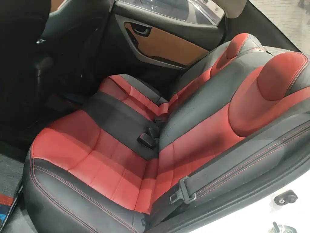 Hyundai Elantra 2017 — фото 17