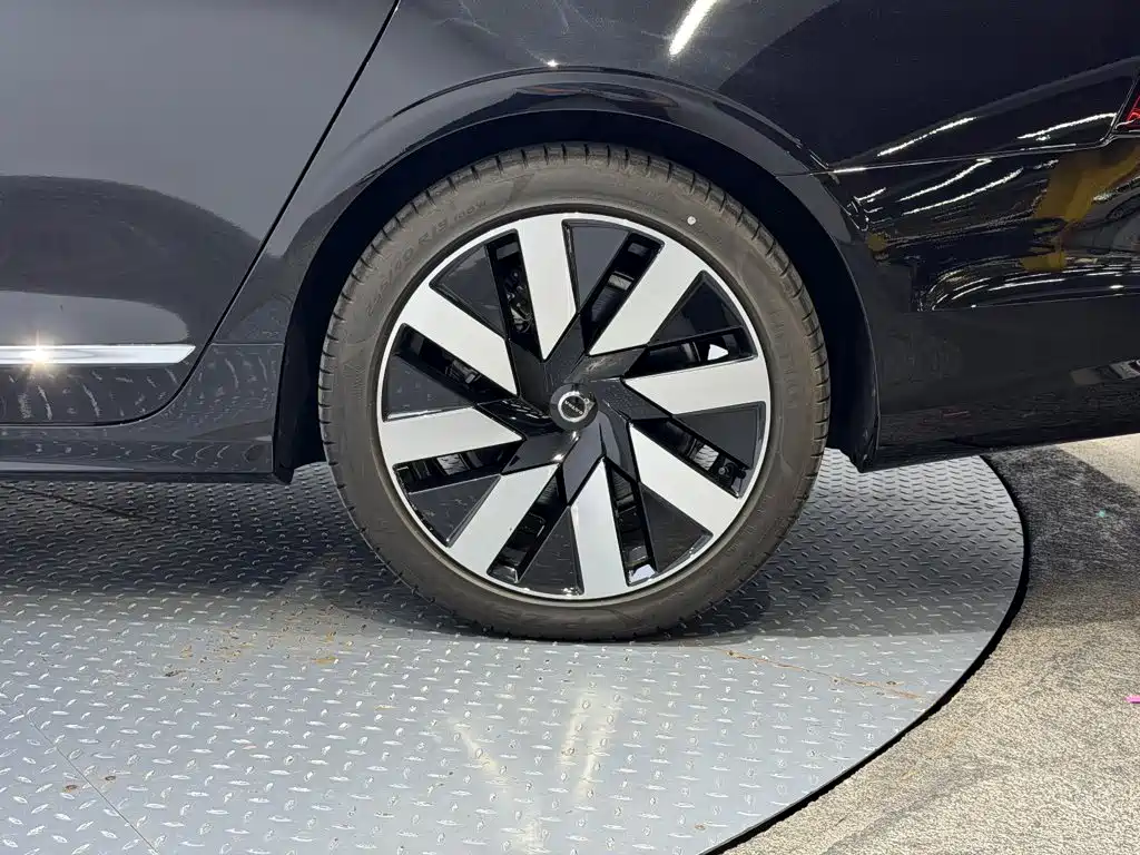 Volvo S90 Plug-In Hybrid 2024 — фото 10