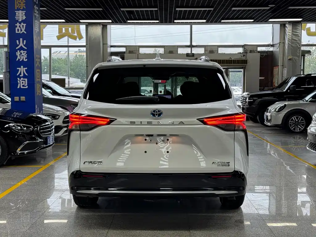 Toyota Sienna 2023 — фото 14