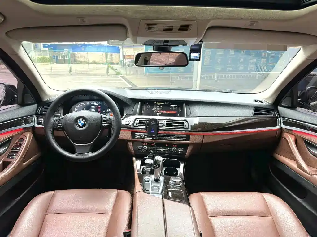 BMW 5 Series 2015 — фото 11