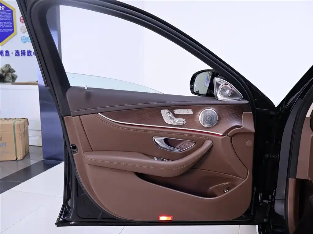 Mercedes-Benz E-Class 2023 — фото 18