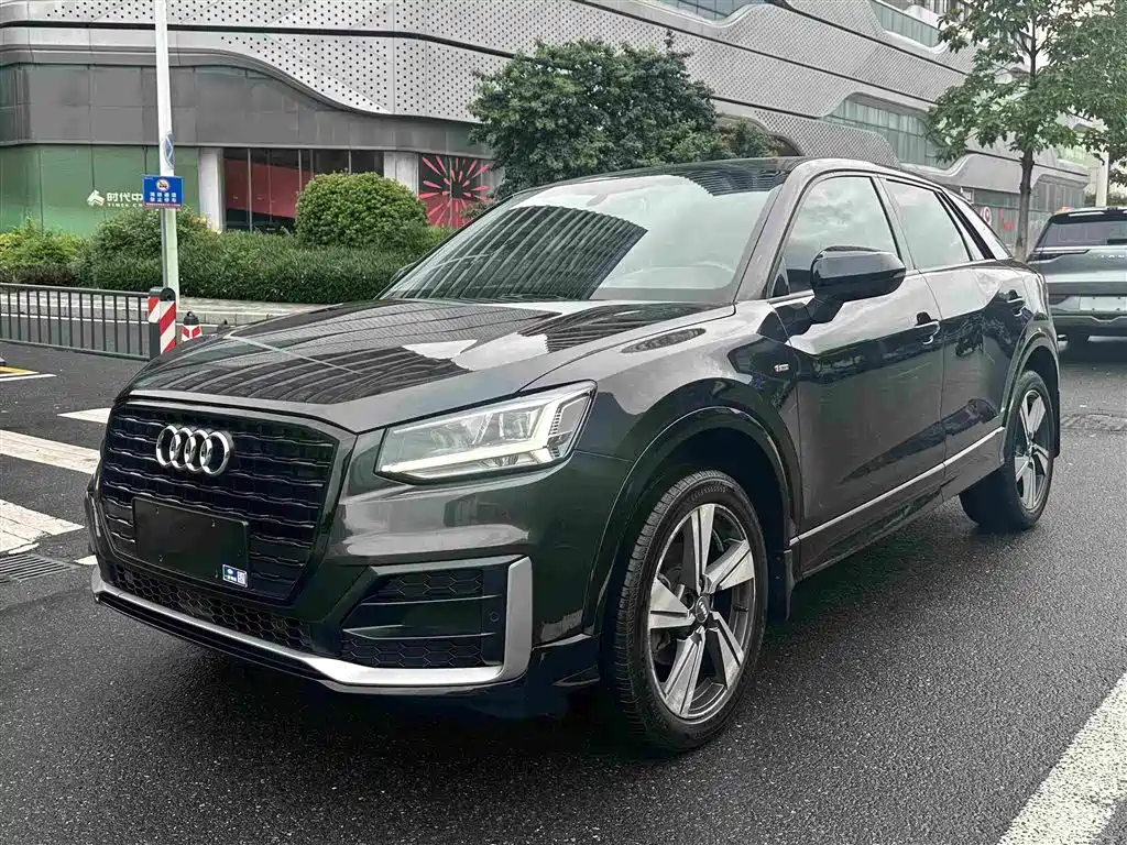 Audi Q2L 2020 — фото 1