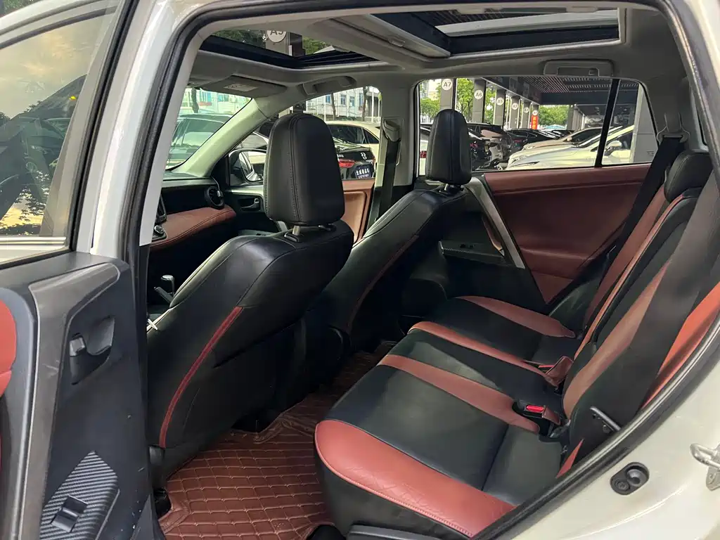 Toyota RAV4 2015 — фото 8