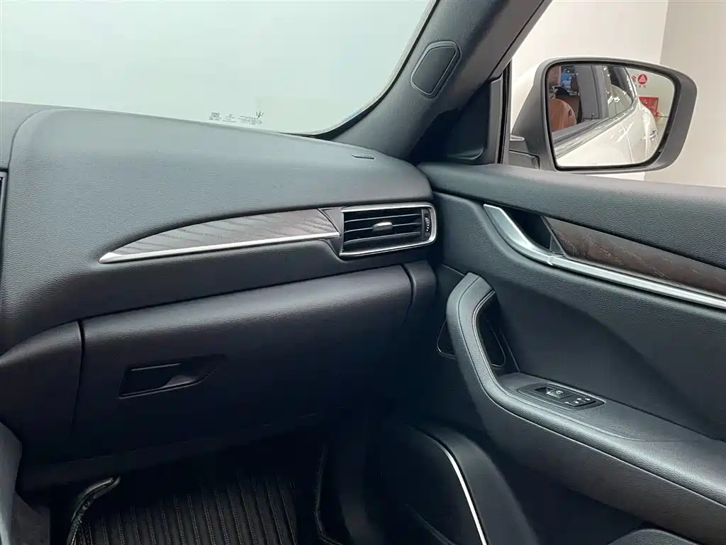 Maserati Levante 2018 — фото 28