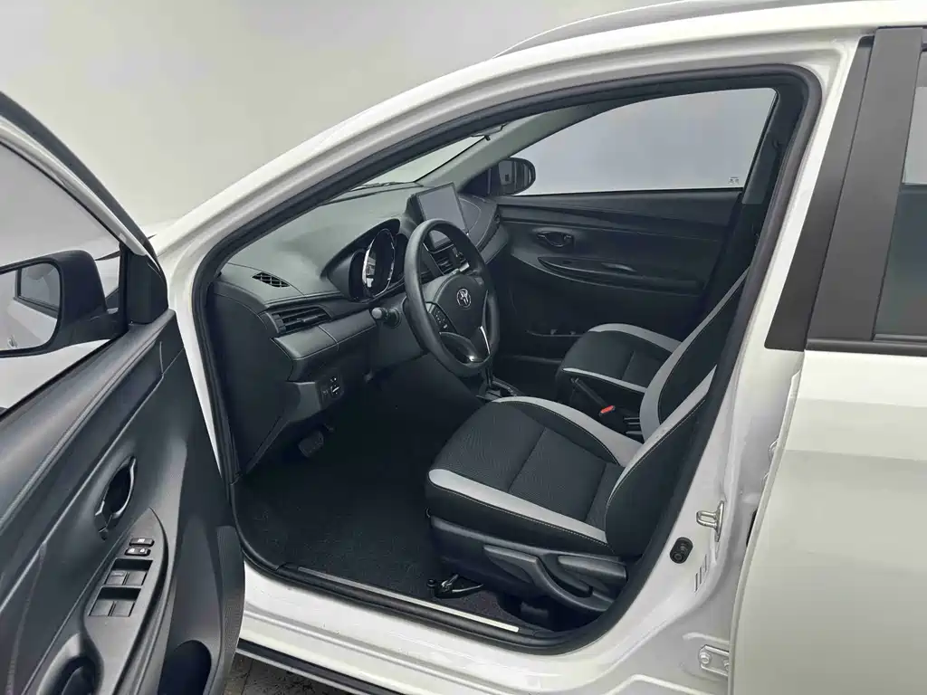 Toyota Yaris L 2022 — фото 9