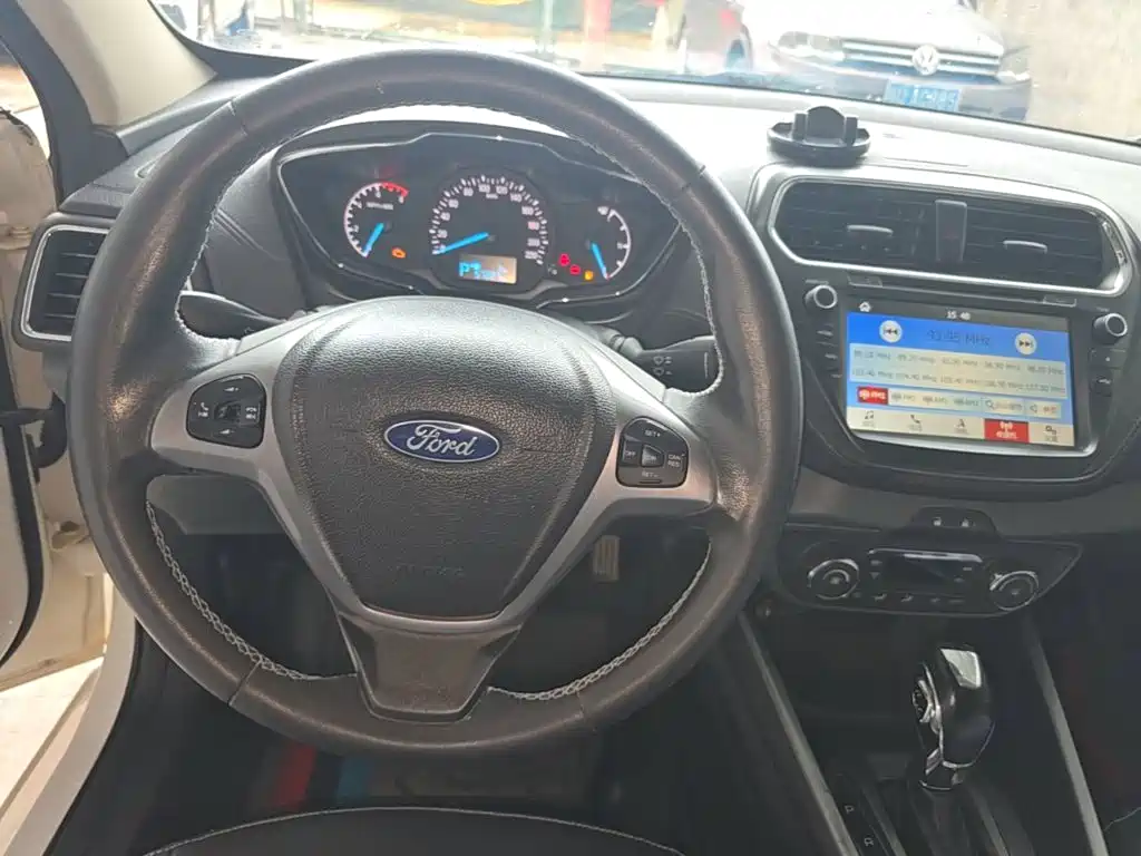 Ford Escort 2017 — фото 11