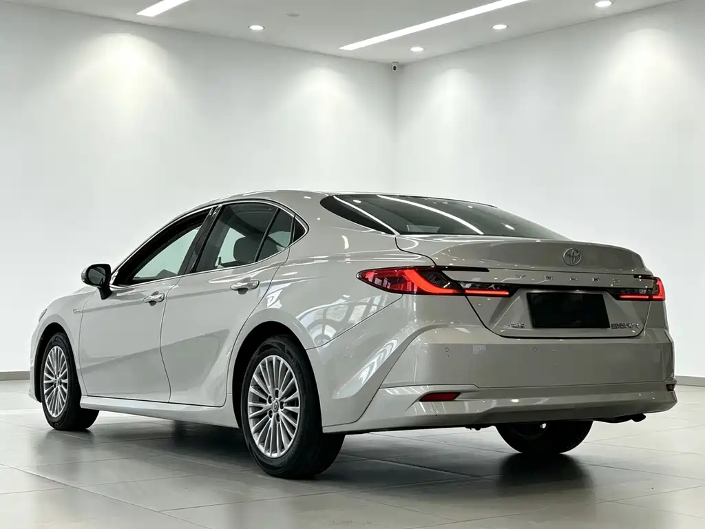 Toyota Camry 2024 — фото 6