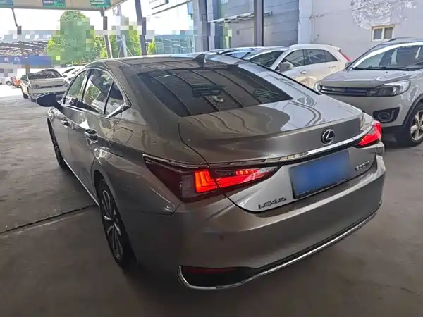 Lexus ES 2024