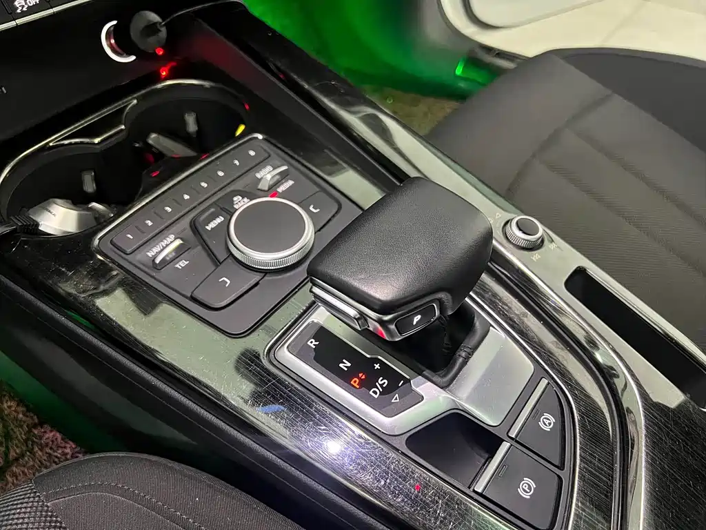 Audi A4L 2018 — фото 10