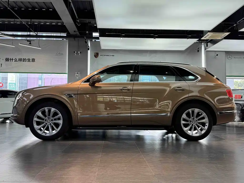 Bentley Bentayga 2019 — фото 19