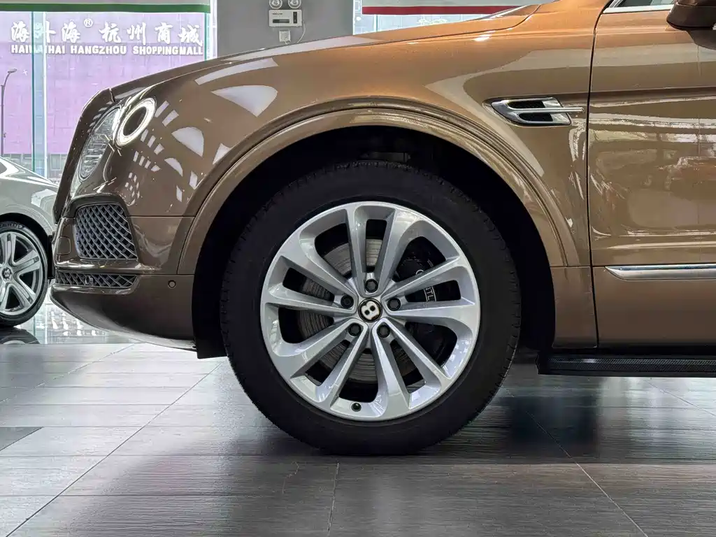 Bentley Bentayga 2019 — фото 18