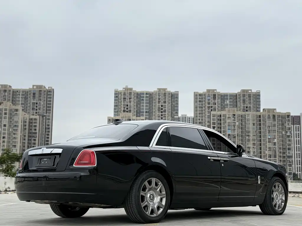 Rolls-Royce Ghost 2018 — фото 13