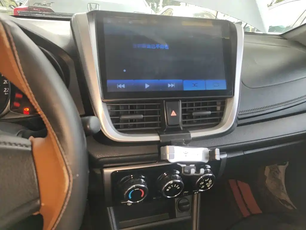Toyota Yaris L 2018 — фото 13