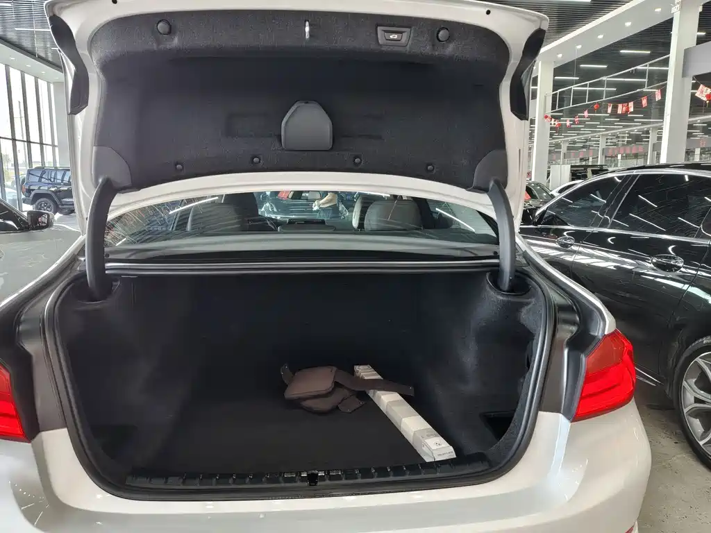 BMW 5 Series 2019 — фото 16