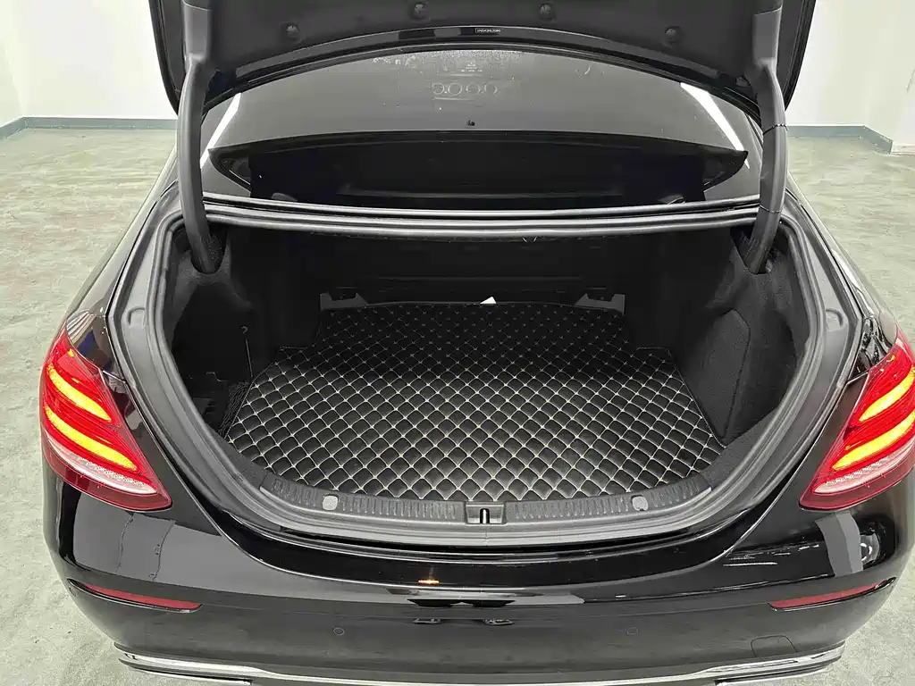Mercedes-Benz E-Class 2018 — фото 18