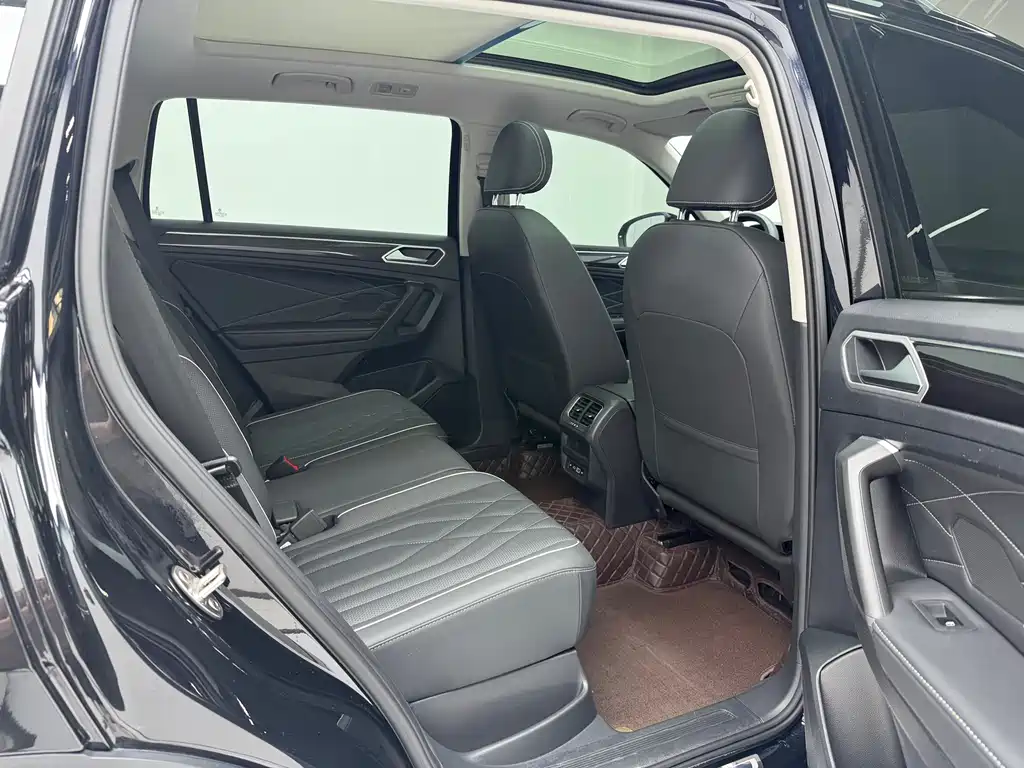 Volkswagen Tiguan L 2023 — фото 13