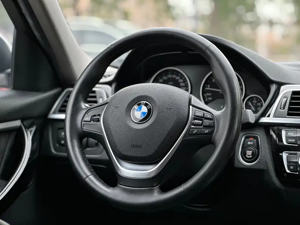 BMW 3 Series 2018 — фото 17
