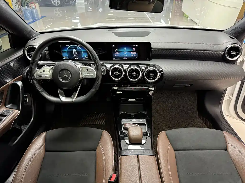 Mercedes-Benz A-Class 2019 — фото 13