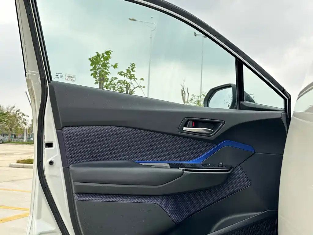 Toyota C-HR 2018 — фото 10