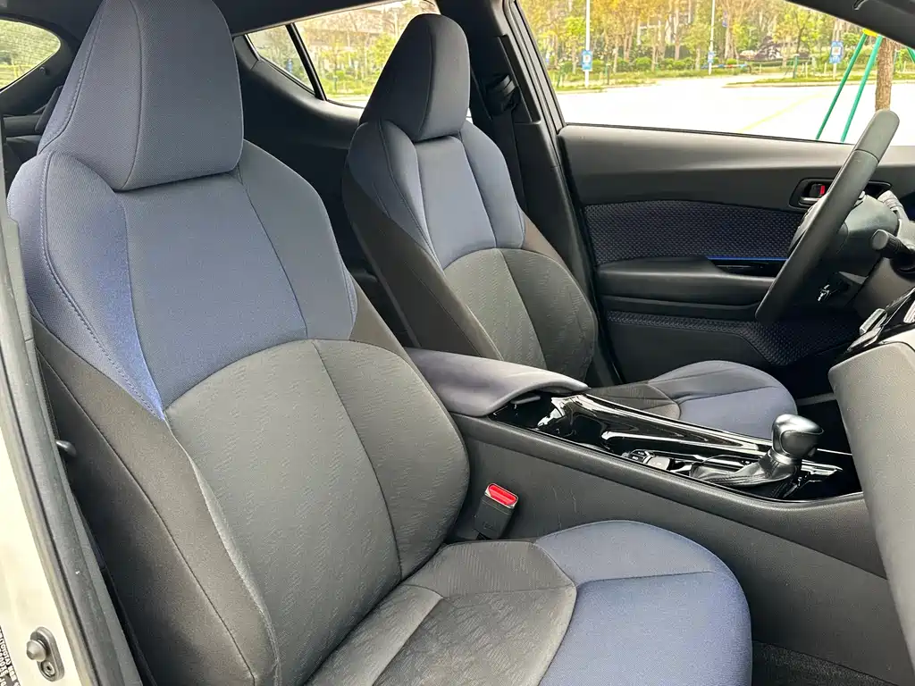 Toyota C-HR 2018 — фото 11