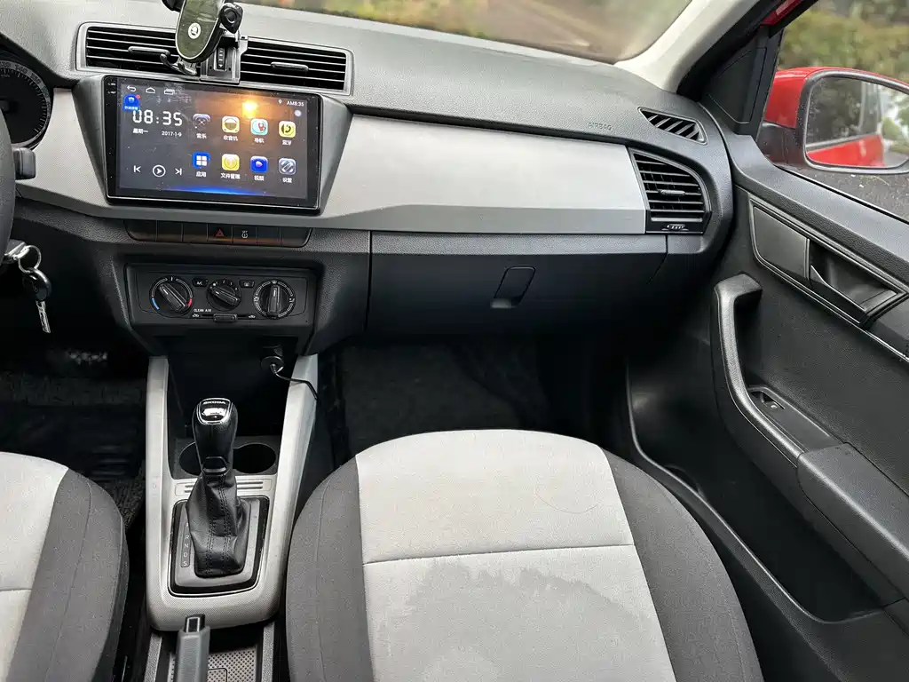 Skoda Fabia 2018 — фото 12