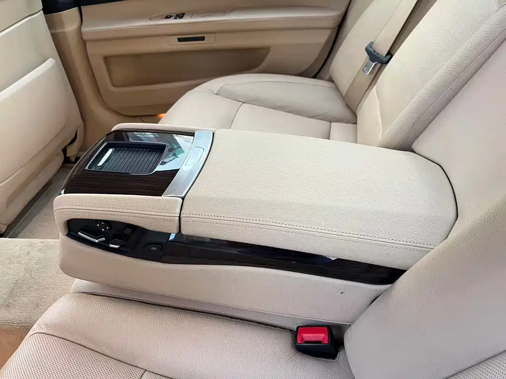 BMW 7 Series 2010 — фото 14
