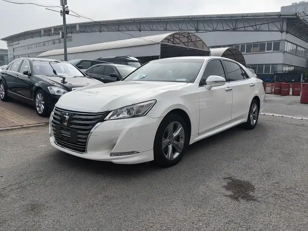 Toyota Crown 2017 — фото 1