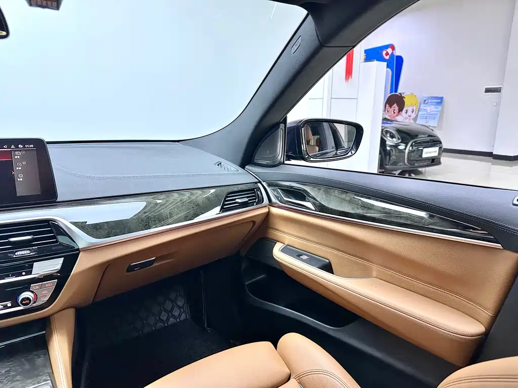 BMW 6 Series GT 2022 — фото 20
