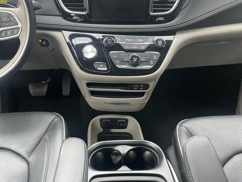 Chrysler Grand Voyager PHEV 2025 — фото 11
