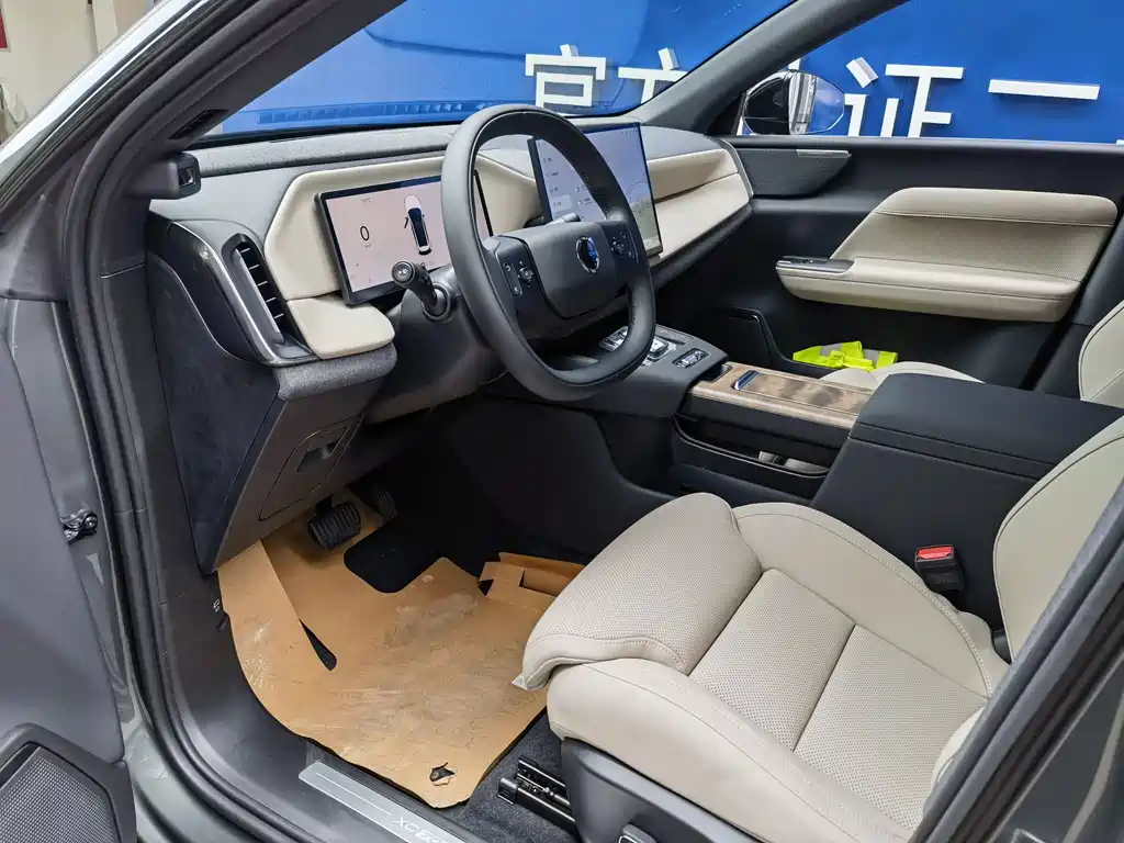 Volvo XC70 Plug-In Hybrid 2025 — фото 7