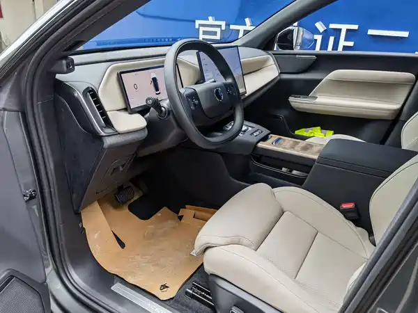 Volvo XC70 Plug-In Hybrid 2025