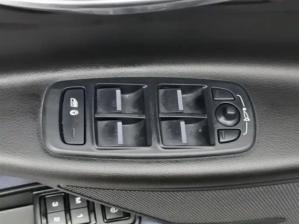 Jaguar XE 2017 — фото 9