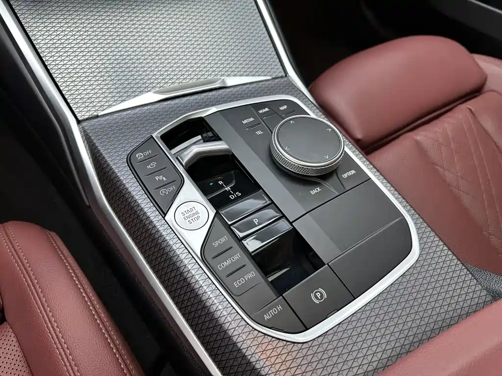 BMW 3 Series 2025 — фото 16