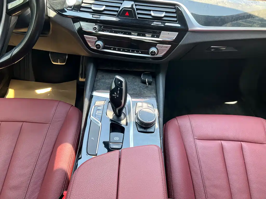 BMW 5 Series 2018 — фото 19